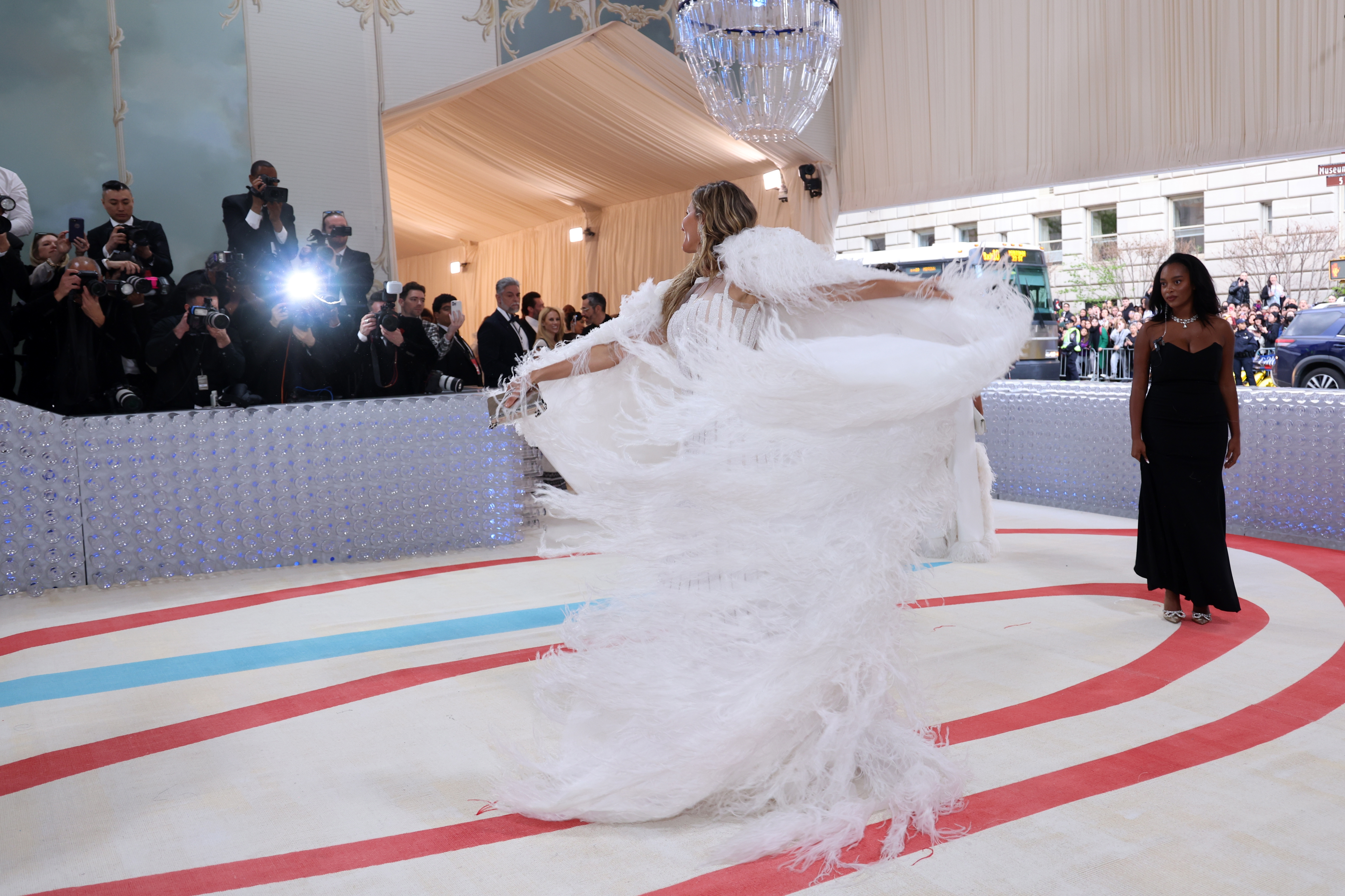 New York (United States), 01/05/2023.- Gisele Bundchen arrives on the carpet for the 2023 Met Gala, the annual benefit for the Metropolitan Museum of Art's Costume Institute, in New York, New York, USA, 01 May 2023. The theme of this year's event is the Met Costume Institute's exhibition, 'Karl Lagerfeld: A Line of Beauty.' (Estados Unidos, Nueva York) EFE/EPA/JUSTIN LANE