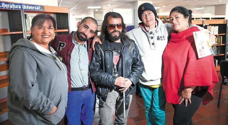 Norma Castro, Felipe Bedoya, Jimmy León, Carolina Ramírez y Martha Delgado son algunos de los 1.200 visitantes que la visitan cada día. / Cristian Garavito