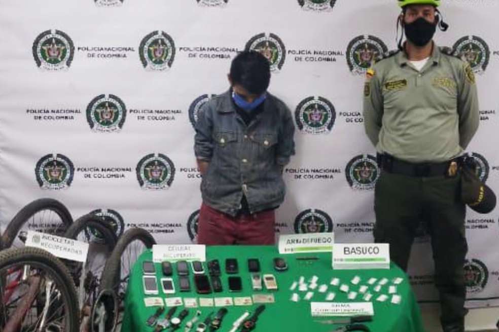 Los uniformados encontraron en su residencia tres bicicletas, una motocicleta sin documentos, 16 celulares, ocho relojes y siete cédulas de ciudadanía.