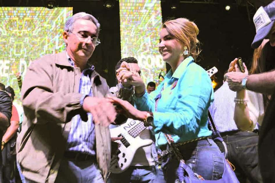 La dirigente de derecha Liliana Rendón, junto al expresidente y hoy senador Álvaro Uribe.