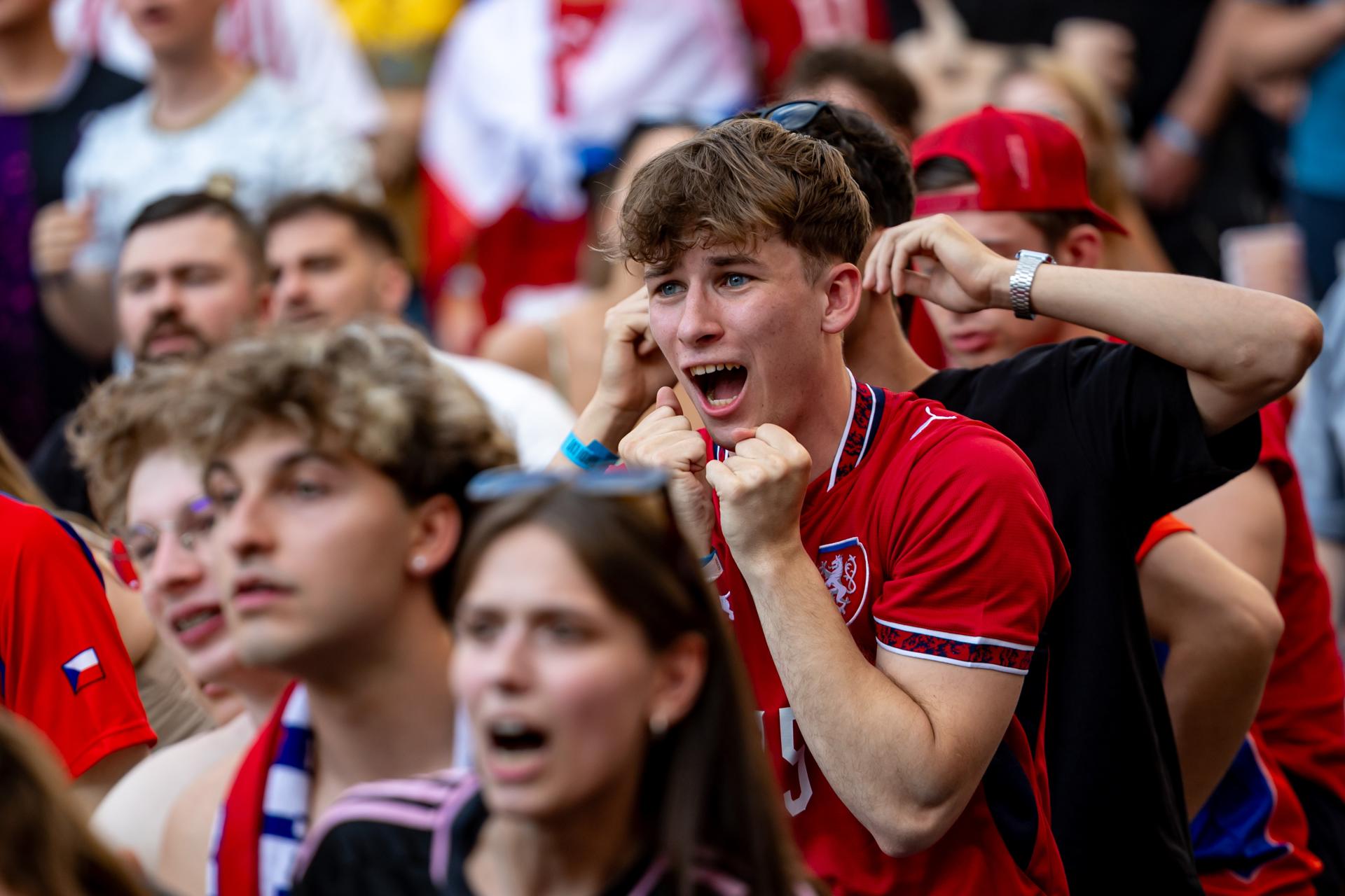 PRAGUE (Czech Republic), 18/06/2026.- Fans watch the FIFA World Cup 2026 match between Czech Republic and South Africa during a public viewing at the Staropramen brewery in Prague, Czech Republic, 18 June 2026. (Mundial de Fútbol, República Checa, Sudáfrica, Praga) EFE/EPA/MARTIN DIVISEK