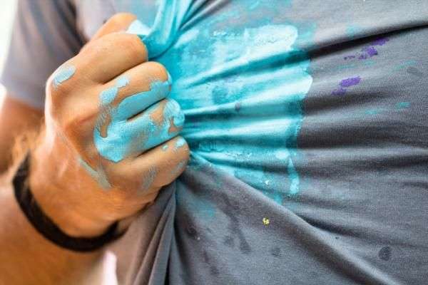 Las manchas de pintura en la ropa siempre son un dolor de cabeza. Por eso aquí te enseñaremos cómo quitar estas manchas paso a paso.