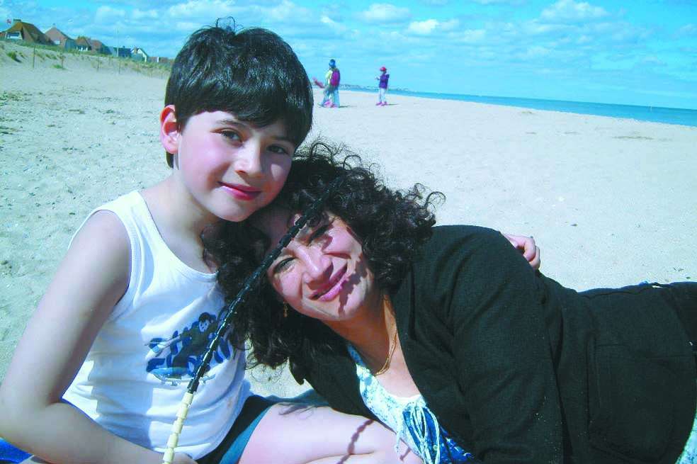 La colombiana Marilú Martínez durante un paseo a Costa Rica junto a su hijo Axel Letellier, a quien su padre, un ciudadano francés, asesinó a sangre fría.