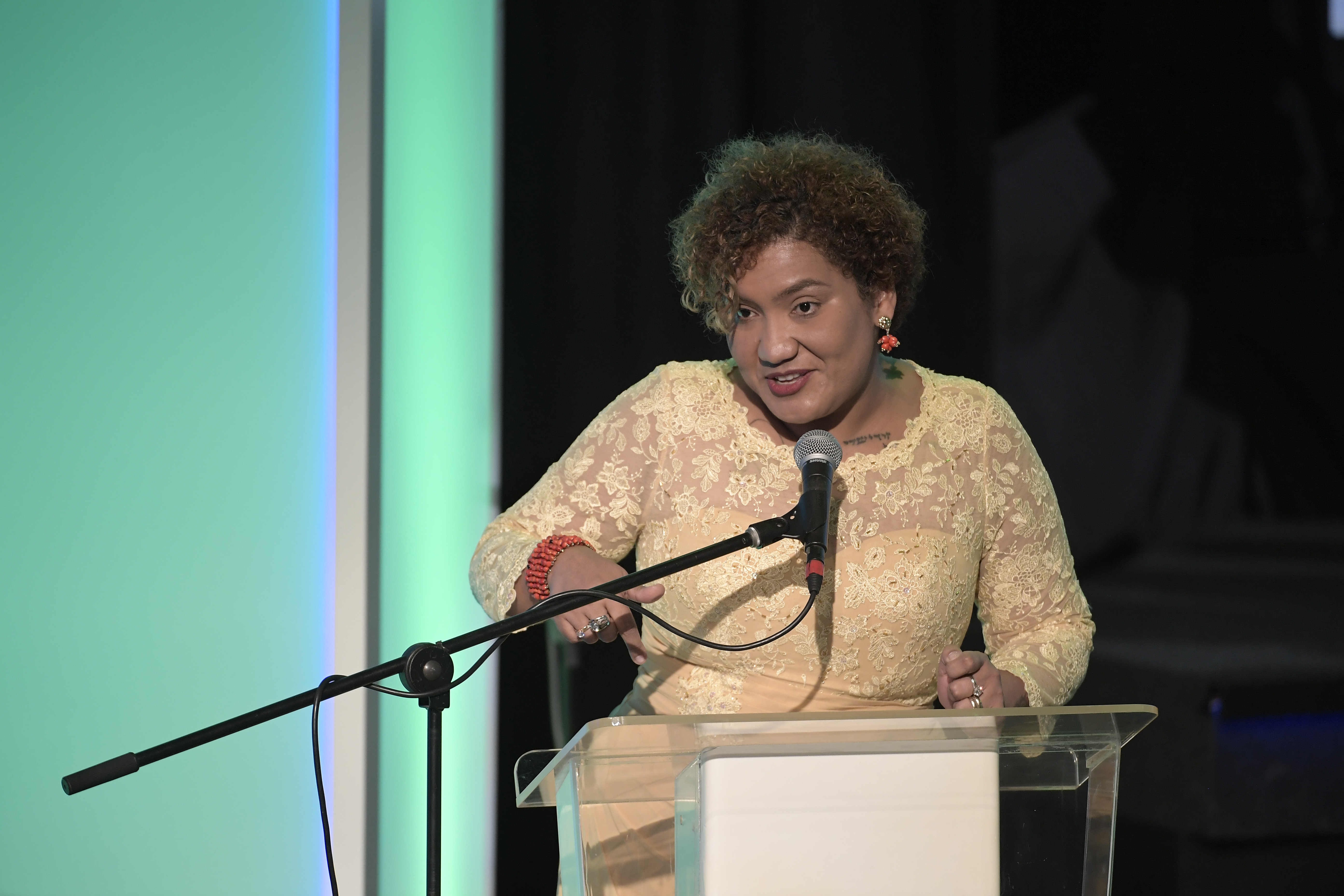 Líder social, activista que trabaja por la defensa de los derechos de las mujeres, galardonada con el premio Mujer Cafam 2022, en la ceremonia del premio Mujer Cafam 2023.