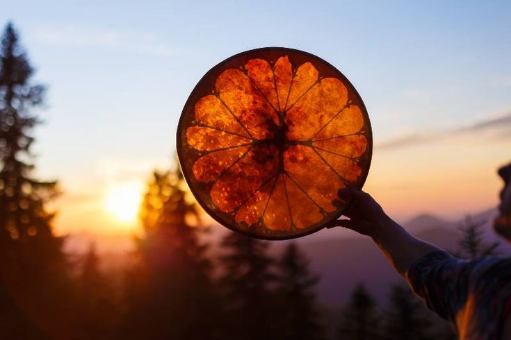 El solsticio es un evento astronómico que ocurre cuando el Sol alcanza su punto más alto o más bajo en el cielo en su trayectoria aparente.
