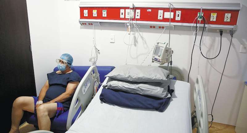 CLO001. CALI (COLOMBIA), 18/05/2020. Un paciente espera salir de la hospitalizaciÛn luego de recibir el alta mÈdica tras superar la enfermedad del COVID-19, este lunes en Cali (Colombia). EFE/ Ernesto Guzm·n Jr.