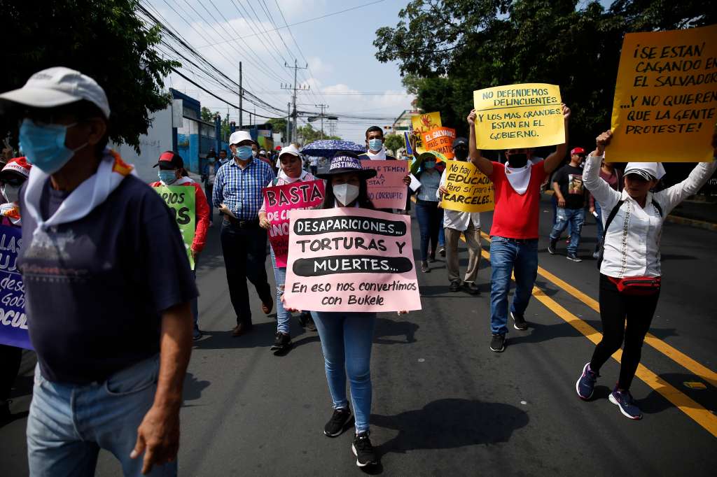 ES7007. SAN SALVADOR (EL SALVADOR), 01/05/2021.- Manifestantes participan en la marcha del Día Internacional del Trabajo hoy, en San Salvador (El Salvador). Cientos de trabajadores de El Salvador marcharon este domingo para exigir el cumplimiento de sus derechos laborales y en contra de algunas decisiones del presidente Nayib Bukele con motivo del Día Internacional del Trabajo y rechazaron que las protestas se hayan realizado en defensa de las pandillas. EFE/ Rodrigo Sura