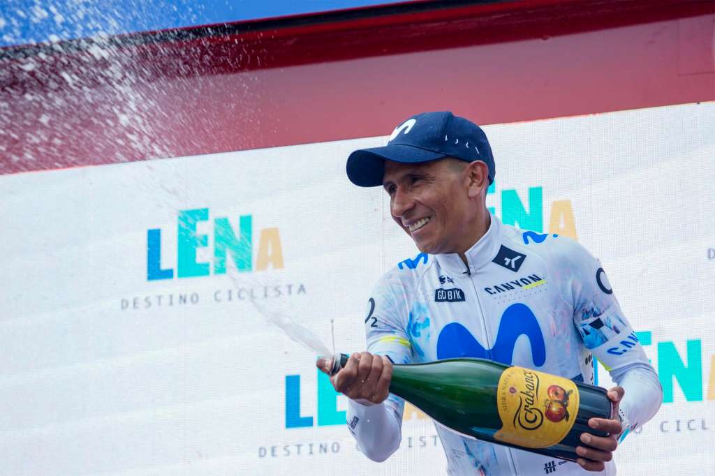 POLA DE LENA, 24/04/2026.- El colombiano Nairo Quintana, líder de la general, celebra en el podio la victoria conseguida en segunda etapa de la Vuelta Ciclista a Asturias 2026, disputada entre Llanes y Pola de Lena, con un recorrido de 140 kilómetros con el alto de la Colladiella, de primera categoría, y otros tres de segunda y tercera. EFE/Paco Paredes