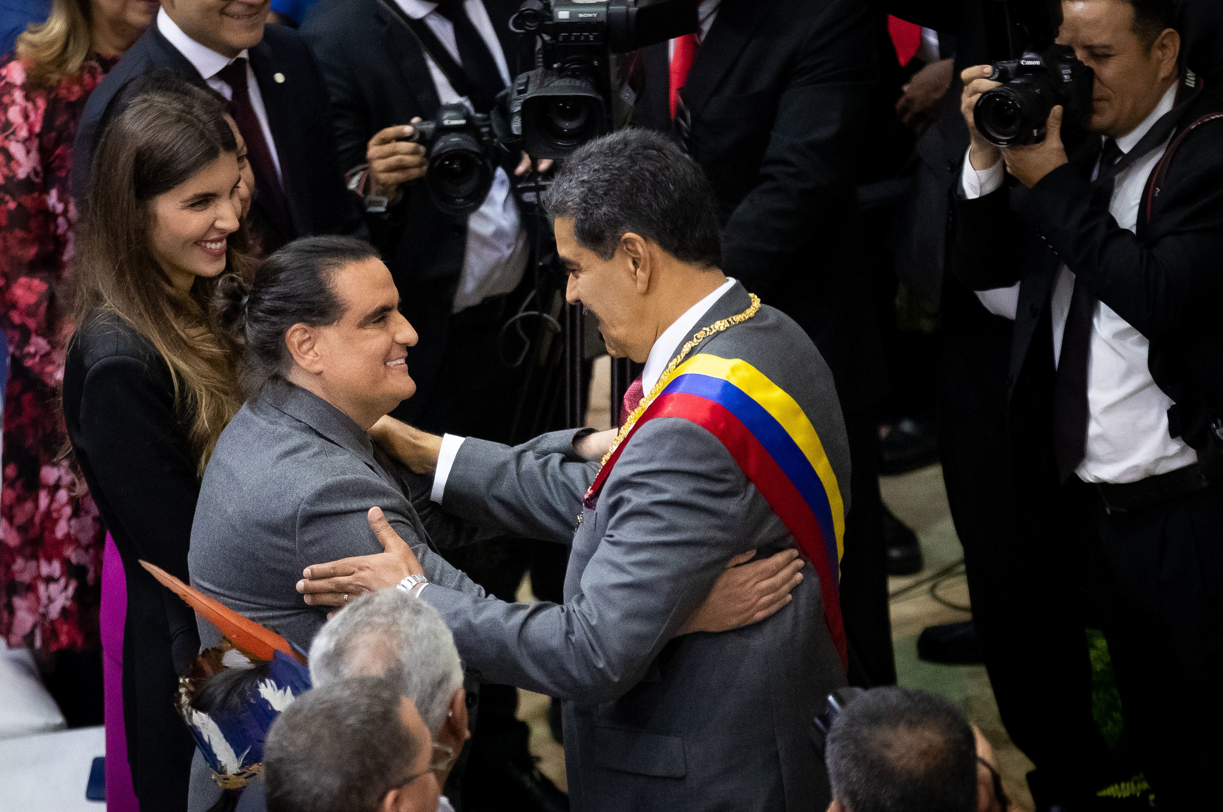 AME082. CARACAS (VENEZUELA), 15/01/2024.- El presidente venezolano, Nicolás Maduro (c), saluda al empresario colombiano Alex Saab (i), liberado recientemente por EE.UU. en un acuerdo con el Gobierno venezolano, antes de presentar su rendición de cuentas ante la Asamblea Nacional (AN, Parlamento), de contundente mayoría oficialista, hoy, en Caracas (Venezuela). Maduro ofreció este lunes su mensaje anual ante el Parlamento, controlado por el oficialismo, donde rindió cuentas de su gestión durante 2023 y los planes para 2024, cuando el país celebrará elecciones presidenciales. Entre otros temas, el mandatario venezolano se refirió a la conmemoración del Día del Maestro en el país y las sanciones de Estados Unidos. EFE/ Rayner Peña R.