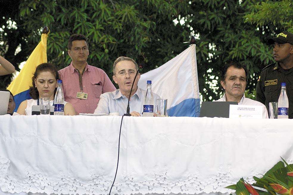El expersidente Álvaro Uribe en el lanzamiento de su campaña, acompañado de sus exministros Óscar Iván Zuluaga y María del Rosario Guerra./Cortesía ‘El Informador’