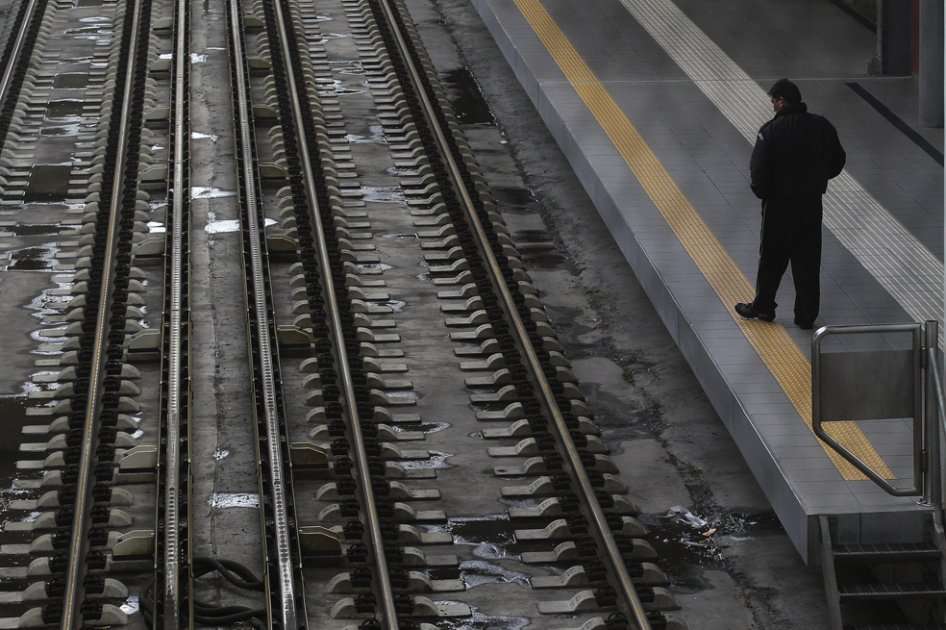 Un guardia de seguridad camina por una estación desierta del tren de Atenas/ EFE