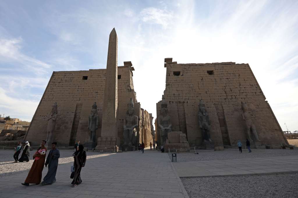 El Templo de Luxor, situado en la ciudad de Luxor en Egipto, es uno de los templos más importantes y mejor conservados del antiguo Egipto. Construido principalmente durante el reinado de Amenhotep III en el siglo XIV a.C., el templo está dedicado a los dioses Amón, Mut y Jonsu.