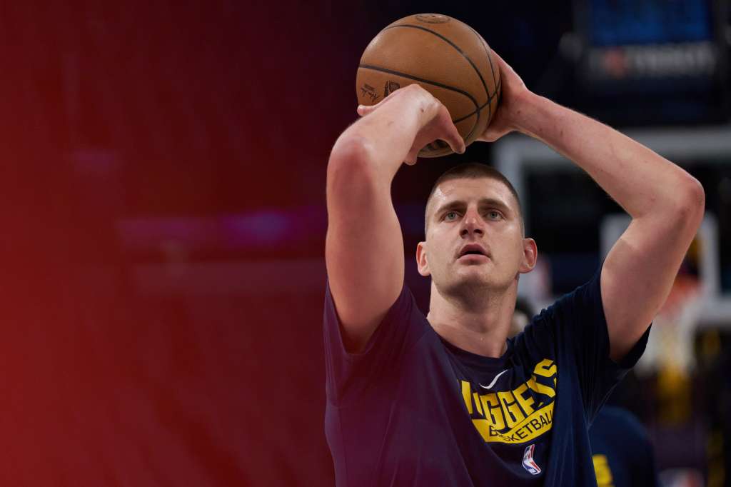 Los Angeles (United States), 20/05/2023.- Denver Nuggets center Nikola Jokic warms up before the start of the NBA Western Conference Finals game against the Los Angeles Lakers at Crypto.com Arena in Los Angeles, California, USA, 20 May 2023. (Baloncesto, Estados Unidos) EFE/EPA/ALLISON DINNER SHUTTERSTOCK OUT