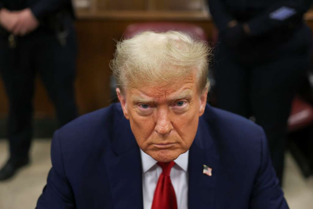 Nueva York (Estados Unidos), 23/04/2024.- El expresidente de EE.UU. Donald Trump, espera el inicio del procedimiento en el Tribunal Penal de Manhattan en Nueva York, este martes. Trump enfrenta 34 cargos de delitos graves por falsificación de registros comerciales relacionado con los pagos realizados a la estrella de cine para adultos Stormy Daniels durante su campaña presidencial de 2016. EFE/ Yuki Iwamura POOL