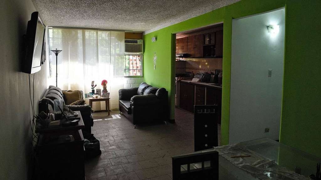 La sala de un apartamento abandonado en Venezuela.
/ AFP
