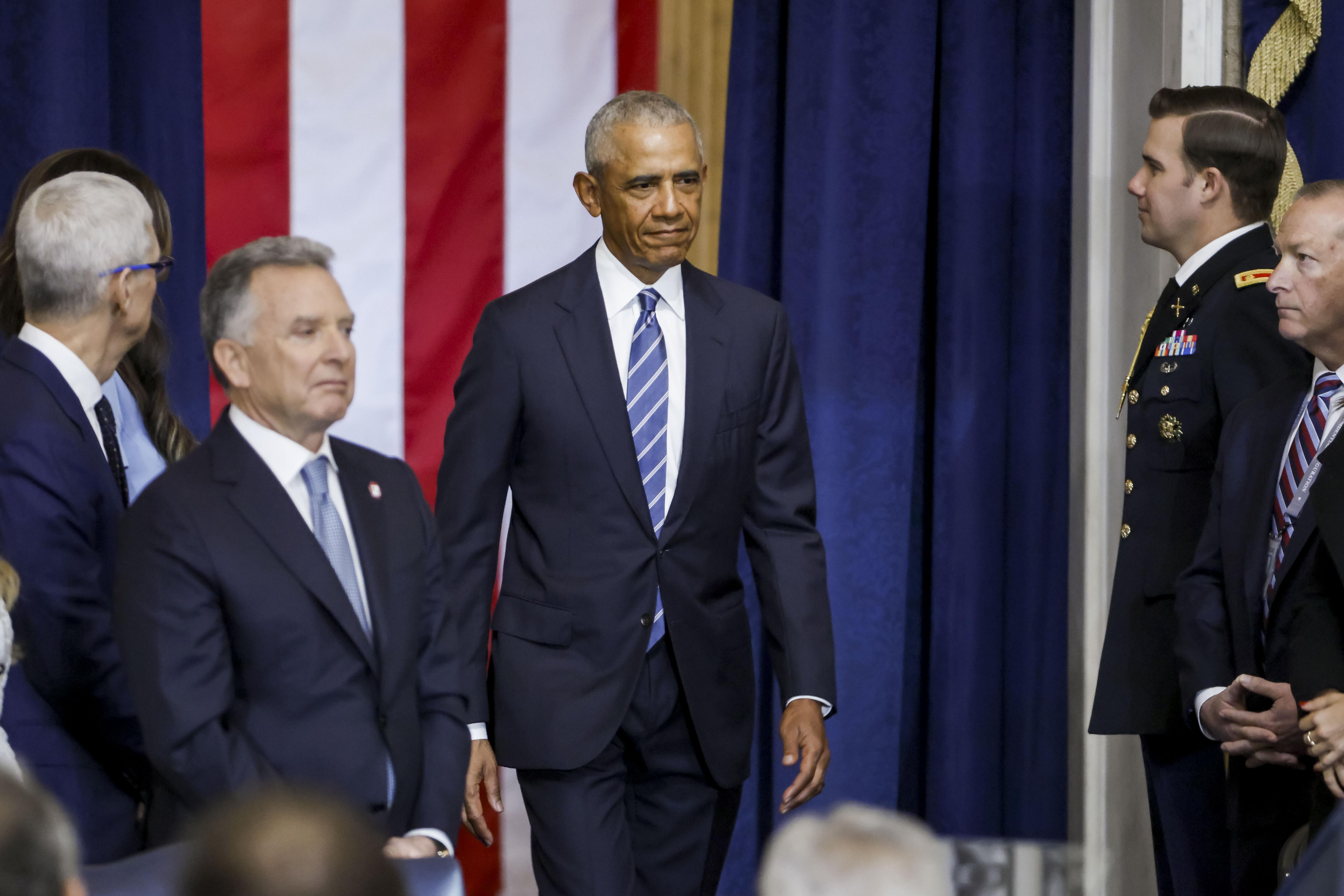 Washington (United States), 20/01/2025.- Former President Barack Obama (C) arrives for Donald Trump'Äôs inauguration as the next President of the United States in the rotunda of the United States Capitol in Washington, DC, USA, 20 January 2025. Trump, who defeated Kamala Harris, is being sworn in today as the 47th president of the United States. (Estados Unidos) EFE/EPA/SHAWN THEW / POOL