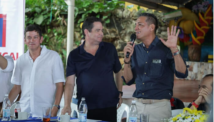 El alcalde de Neiva junto al exvicepresidente Germán Vargas Lleras. Gorky Muñoz de origen liberal llegó a la Alcaldía en 2019 con un movimiento político pero apoyado por diversos sectores políticos.