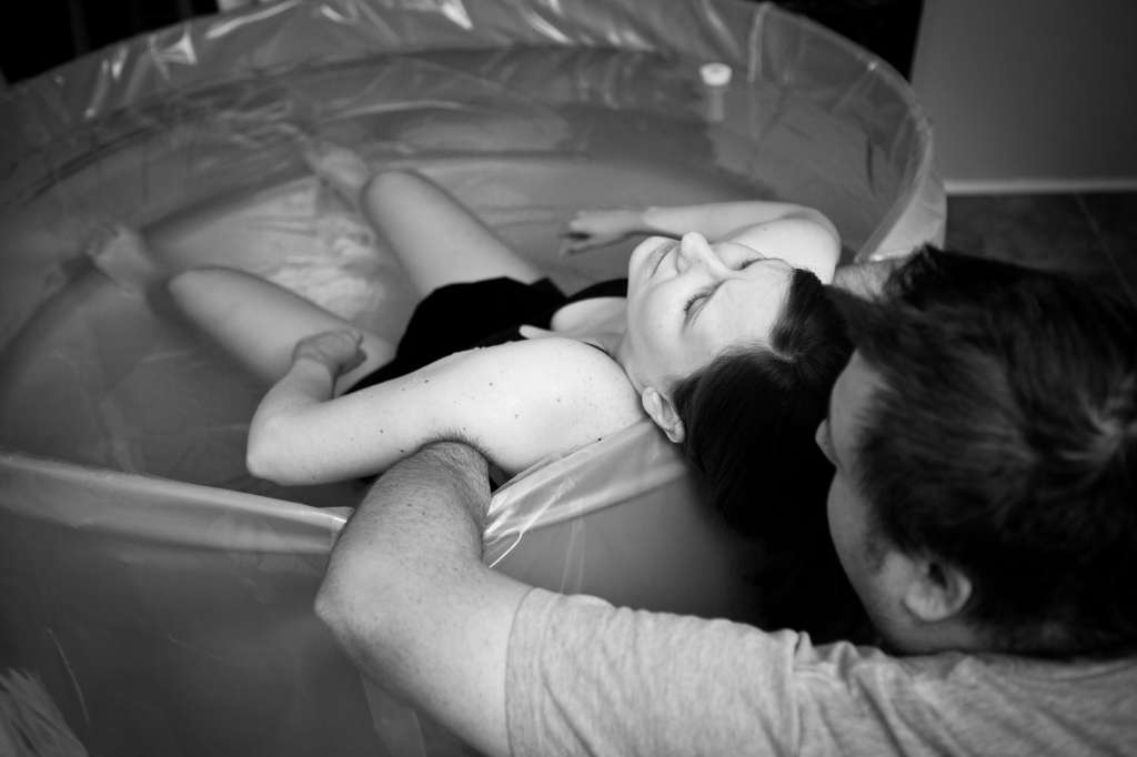 Al agua la llaman “la epidural de las parteras” porque su efecto ayuda a reducir el dolor del parto. / Getty Images
