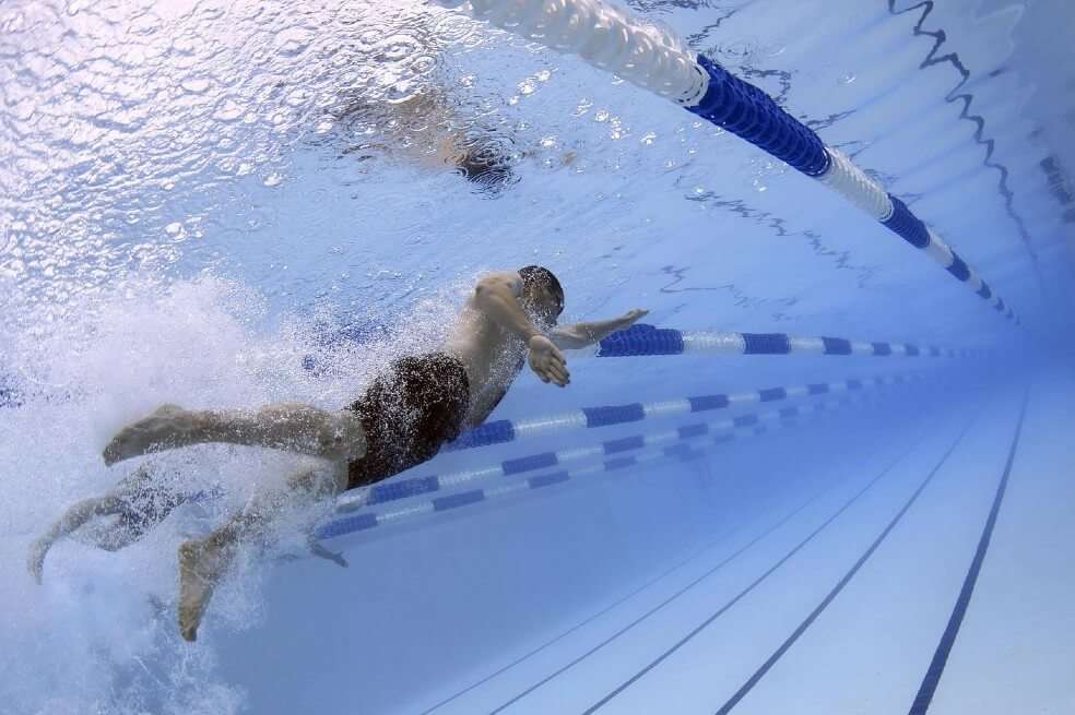 Según los investigadores, el uso habitual de los desinfectantes es suficiente para desactivar el virus en las piscinas. / Pixabay