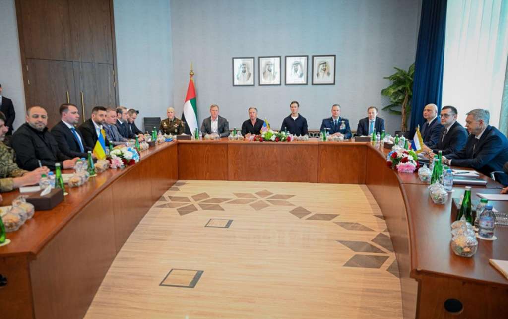 ABU DABI, 04/02/2026.- La segunda ronda de contactos trilaterales entre negociadores de Ucrania, Rusia y EE.UU. para poner fin a la guerra entre Moscú y Kiev ha comenzado este miércoles en la capital de los Emiratos Árabes Unidos, Abu Dabi. Ambas delegaciones repiten composición en esta segunda ronda de los contactos trilaterales, que según ha dicho el presidente Zelenski, se extenderán también al jueves. EFE/  Minsterio de Exteriores de EAU- SOLO USO EDITORIAL/SOLO DISPONIBLE PARA ILUSTRAR LA NOTICIA QUE ACOMPAÑA (CRÉDITO OBLIGATORIO) - MEJOR CALIDAD POSIBLE
