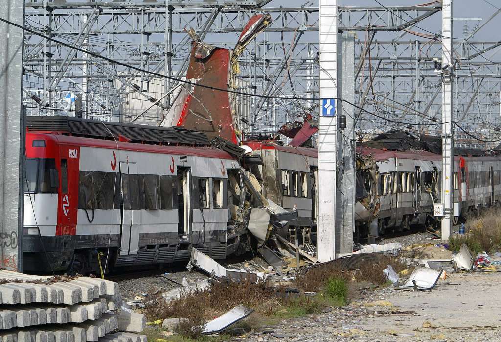 Una fotografía tomada el 11 de marzo de 2004 muestra los daños causados por una explosión en un tren en la estación de Atocha de Madrid.