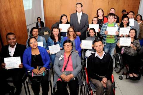 Gobierno entrega becas de estudio universitario a personas con discapacidad
