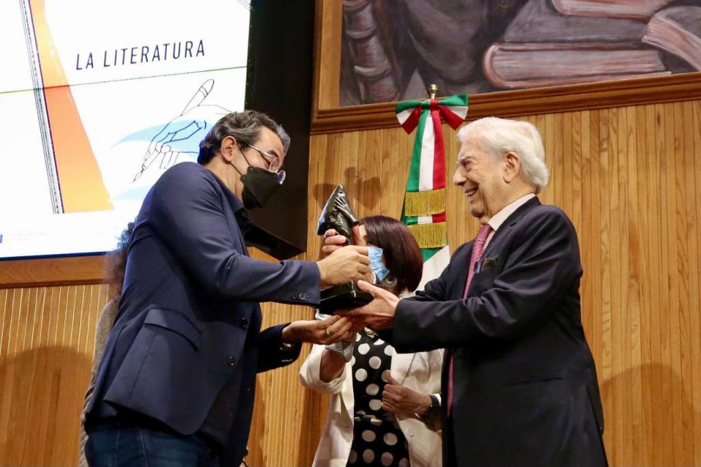 Juan Gabriel Vásquez es el ganador del IV Premio de Novela Mario Vargas Llosa.