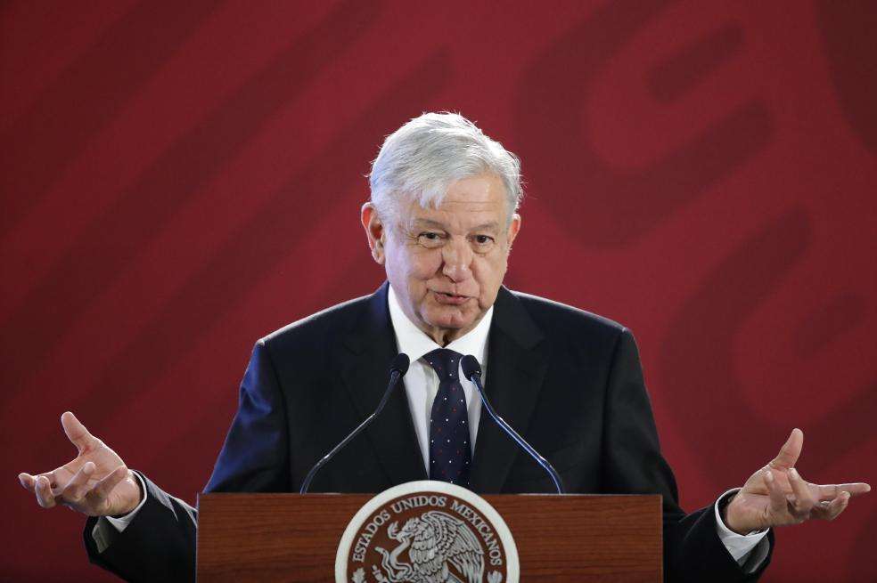 MEX0019. CIUDAD DE MÉXICO (MÉXICO), 07/01/2019.- El presidente de México, Andrés Manuel López Obrador habla en rueda de prensa, hoy en el Palacio Nacional, en Ciudad de México (México). López Obrador anunció que el presidente del Gobierno español, Pedro Sánchez, visitará México el 30 de enero. "Por cierto, les adelanto que nos va a visitar el presidente de España el día 30 de enero. Va a estar el presidente de España", dijo el mandatario de México en su rueda de prensa matutina. EFE/José Méndez