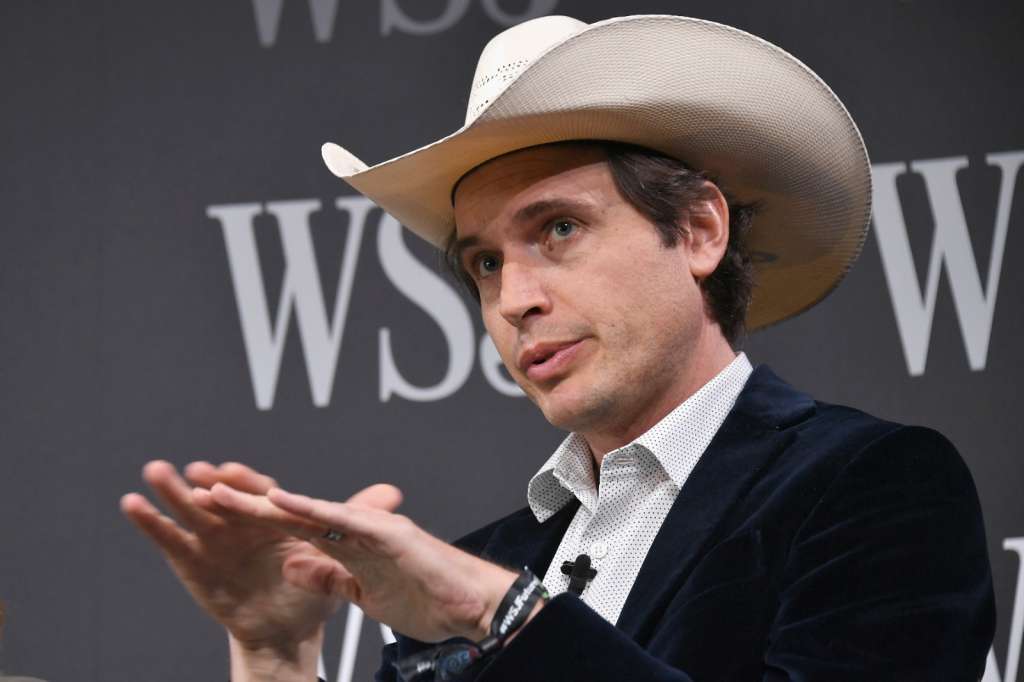Él es Kimbal Musk, el hermano menor de Elon Musk. Ambos hacen parte de la junta directiva de Tesla.