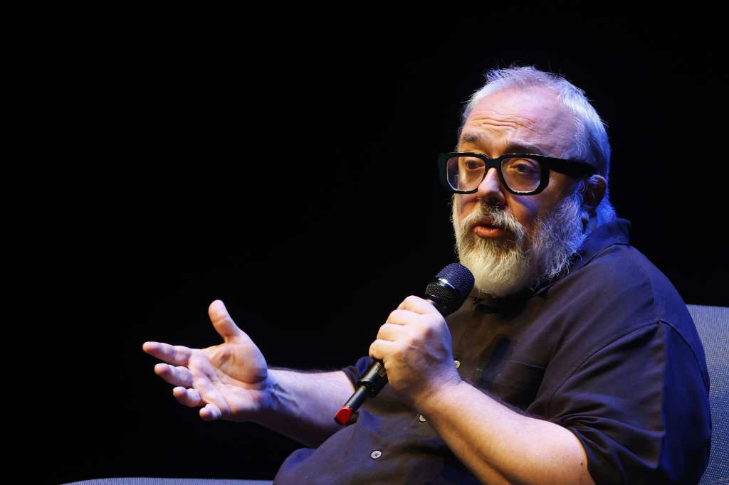 MEX501. GUADALAJARA (MÉXICO), 08/06/2024.- El director, productor y guionista de cine español Alex de la Iglesia participa en un conversatorio este sábado, durante el Festival Internacional de Cine de Guadalajara, en Guadalajara (México). El director español Álex de la Iglesia destacó este sábado en México que le interesan las historias imperfectas que permiten encontrar una fisura a la realidad, pero que también apuestan por el disfrute, la felicidad y la sobrevivencia. EFE/ Francisco Guasco
