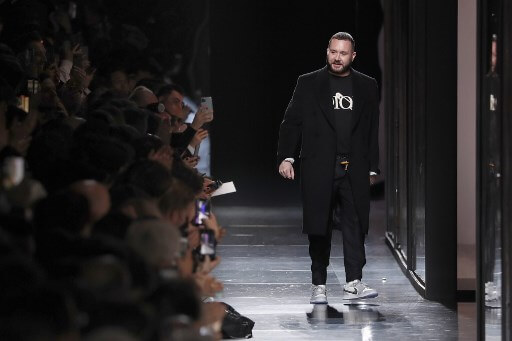 El diseñadorJones saluda al público tras exponer su colección otoño-invierno en París. / AFP