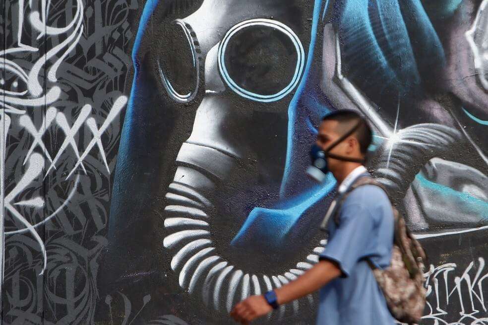 El envejecimiento de la población es más característico en los países más ricos, lo que, en teoría, podría disminuir el impacto de la pandemia en los países en desarrollo o subdesarrollados, con estructuras de edad más jóvenes. / EFE