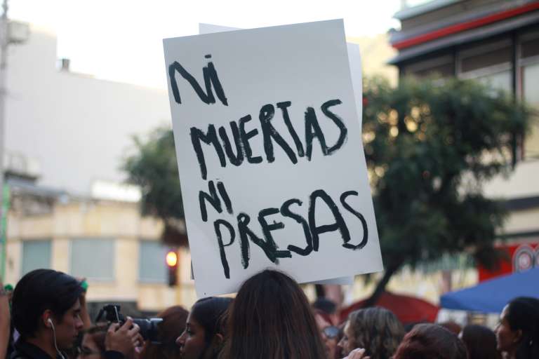 La fundación Jacarandas dice, por ejemplo, que se suele juzgar a las mujeres por abortar y se les niega el acceso al servicio mediante falsa información.