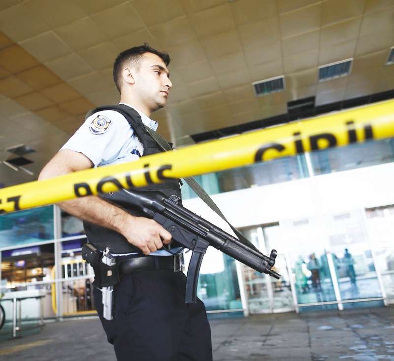La Policía está en estado de máxima alerta en el aeropuerto internacional de Estambul. / EFE