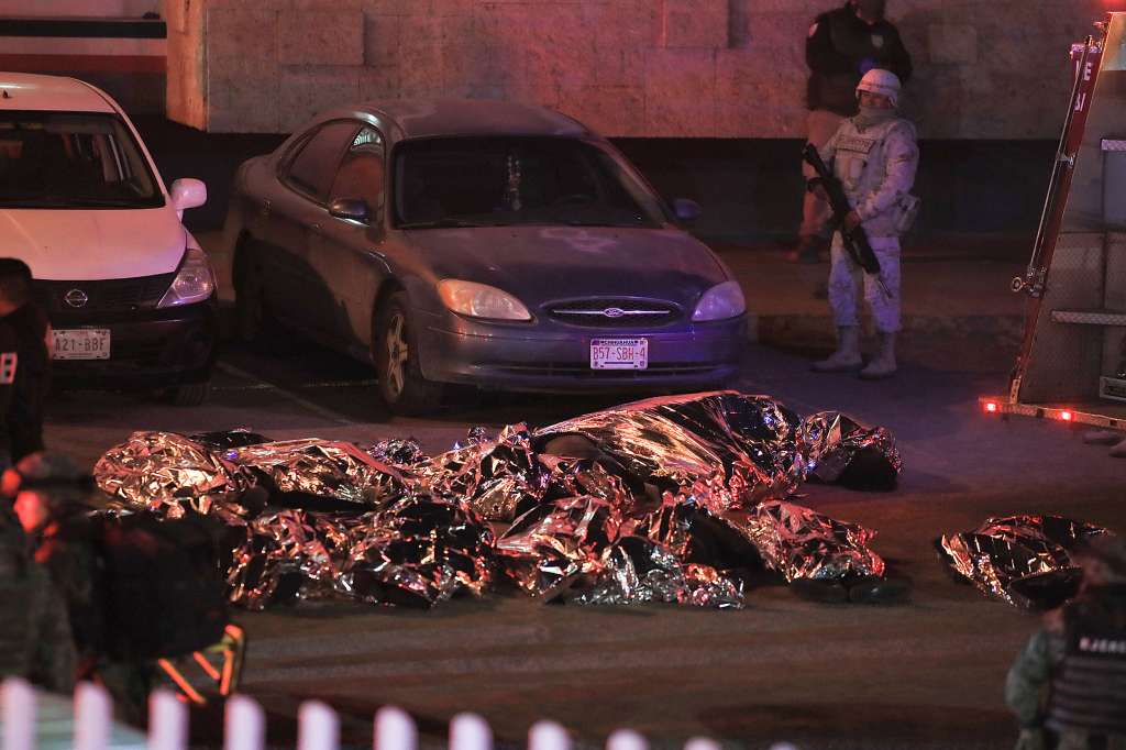 -FOTODELDIA- CIUDAD JUÁREZ (MÉXICO), 28/03/2023.- Fotografía de los cuerpos de migrantes fallecidos durante un incendio en las instalaciones del Instituto Nacional de Migración (INM), la noche del 27 de marzo de 2023, en Ciudad Juárez, Chihuahua (México). Al menos 37 migrantes murieron en un incendio en una estación del Instituto Nacional de Migración (INM) de Ciudad Juárez, en la frontera norte de México, según indicaron este martes a EFE fuentes oficiales. EFE/Luis Torres