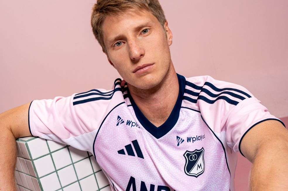 El defensor bogotano Andrés Llinás con la nueva camiseta alternativa de Millonarios.