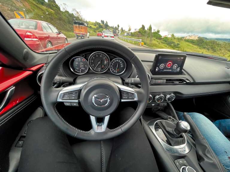 Mazda ofrece un sistema de infoentretenimiento basado en una pantalla de siete pulgadas con Android Auto y compatible con dispositivos Apple. Cuenta con asientos con calefacción y nueve parlantes con sonido Bose.
