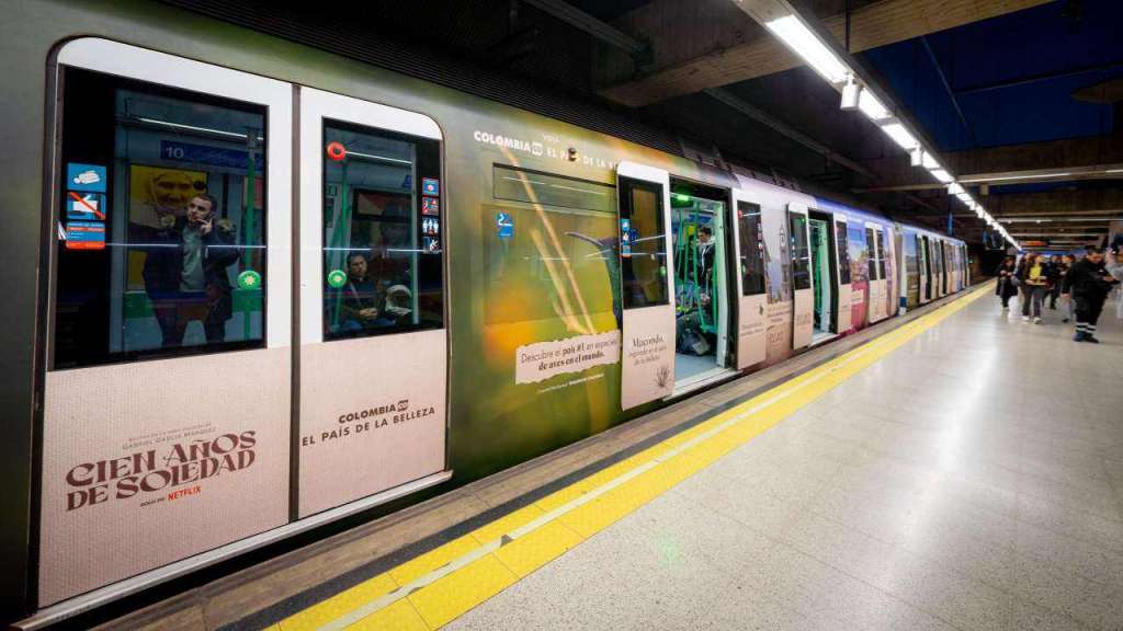 En Fitur, el Metro de Madrid se viste con la belleza de Colombia y “Cien Años de Soledad”
