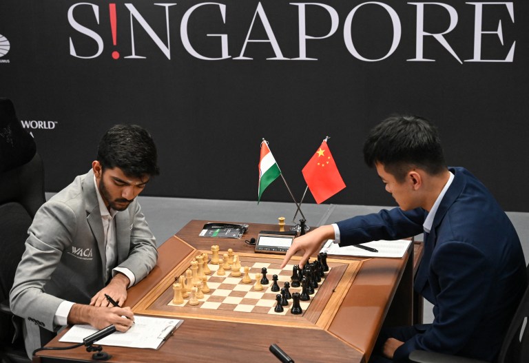 Ding Liren arrancó la defensa de su título mundial de ajedrez con victoria