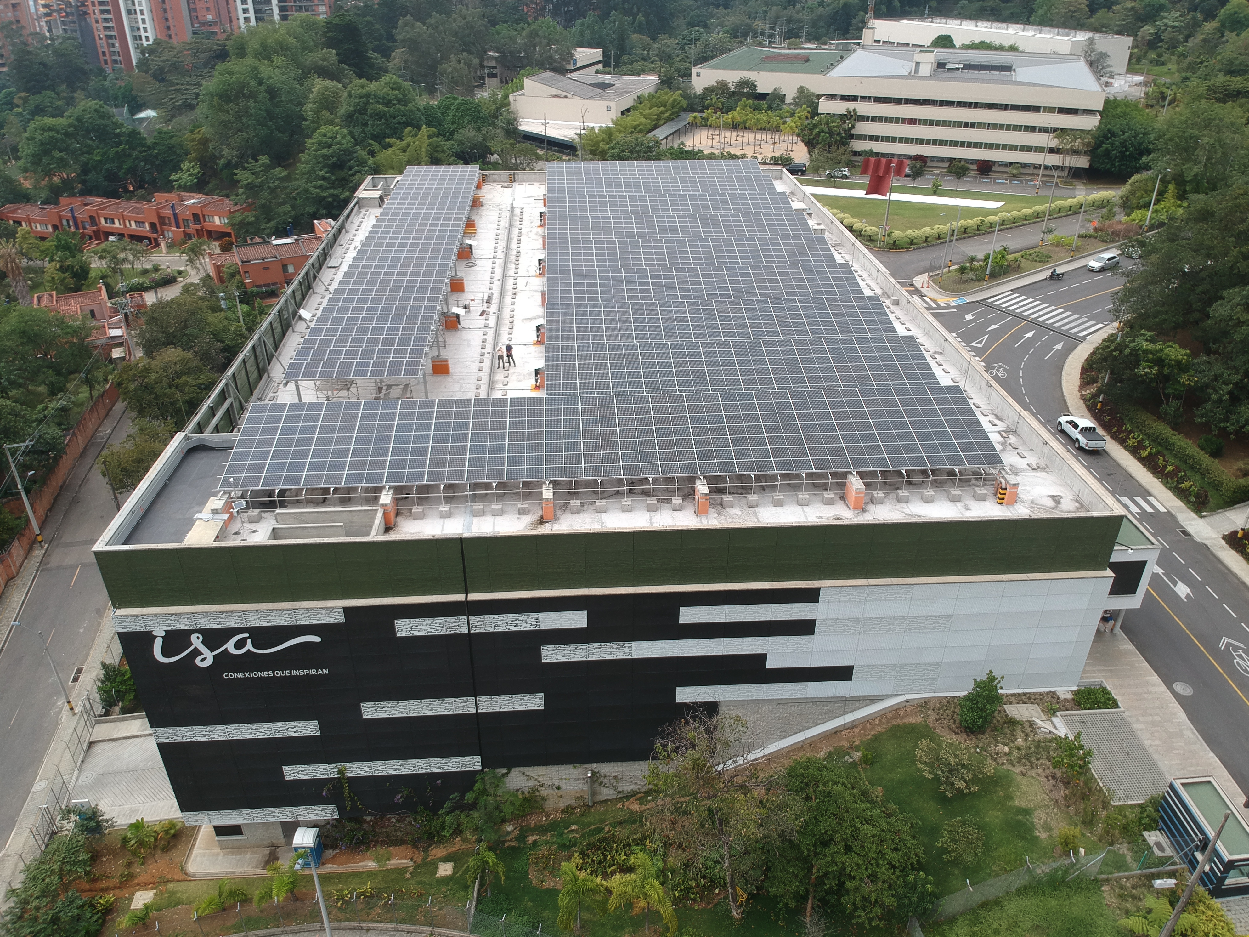 Foto aérea del edificio de ISA en Medellín.