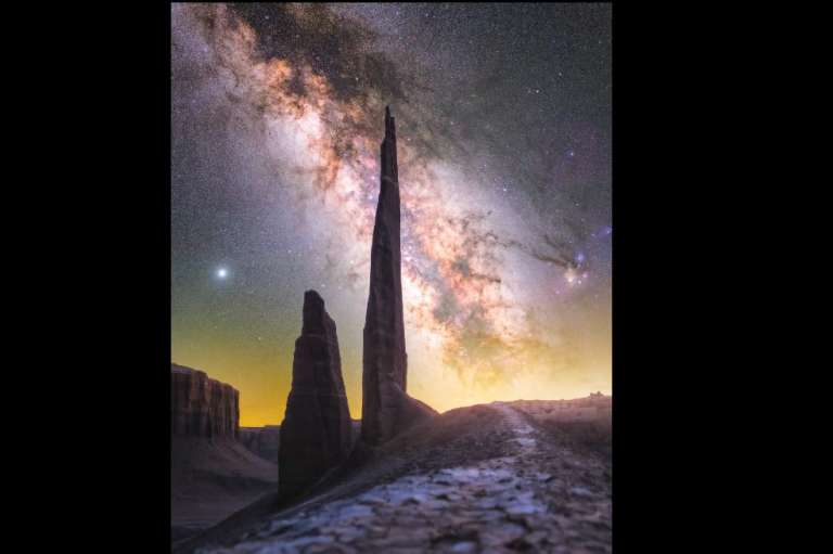 “Aguja iluminada por las estrellas”, en Utah, Estados Unidos.