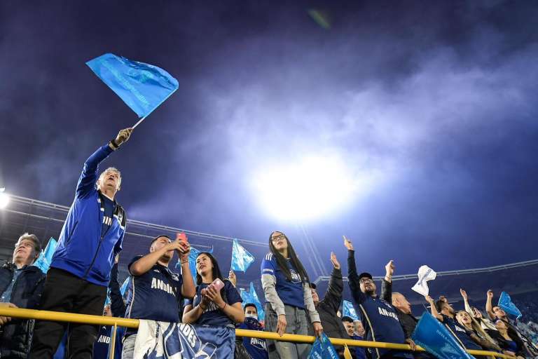 Los hinchas de Millonarios que asistieron este viernes a El Campín pintaron de azul cada una de las tribunas.