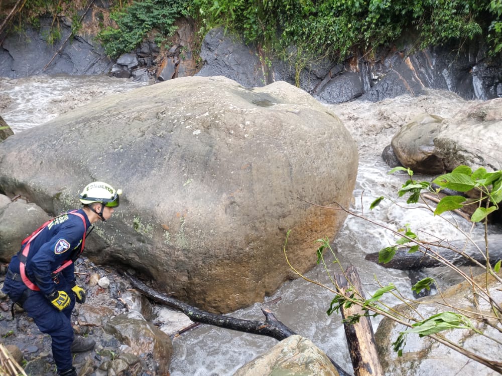 A las 3:00 de la tarde del 18 de octubre, en el río Calandaima, ubicado en límites de las poblaciones de Viotá y el Colegio (Cundinamarca), cuatro personas se estaban bañando en el río y una creciente súbita los arrastró. Los organismos de socorro alcanzaron a rescatar a dos de ellas con vida, pero las otras dos se encuentran desaparecidas.