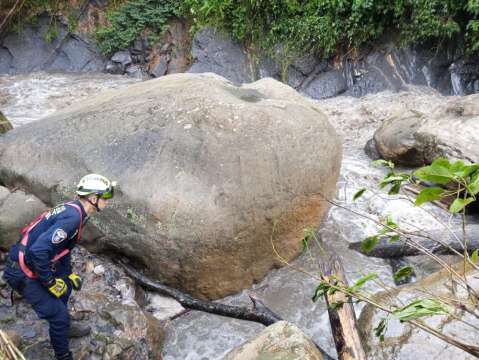 Buscan a dos bogotanas, que se las llevó una creciente en El Colegio, Cundinamarca