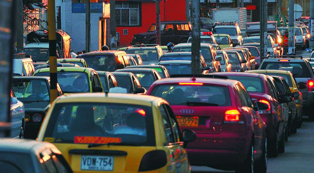 Varios carros represados sobre una avenida.