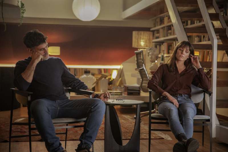 Maguie Civantos en una escena de "Express" junto a Esteban Meloni. / Cortesía Starzplay
