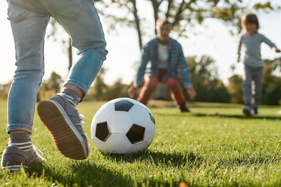 Niños jugando en el parque, niños jugando futbol, niños en el parque