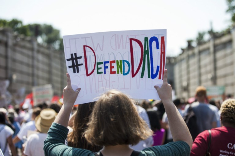 Tribunal Supremo de EE.UU. rechaza intervenir en la disputa sobre el plan DACA