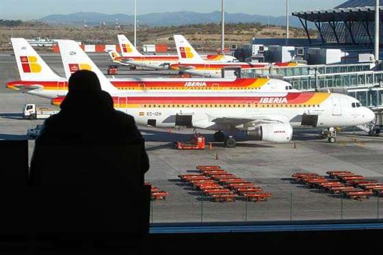 Los aviones de Iberia, en la T4 deI Aeropuerto de Barajas./ EFE