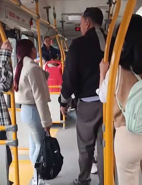 Por no parar donde ella exigía, pasajera agredió a conductor del SITP